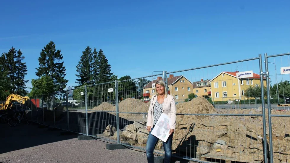 Karin Jönsson framför Platens nyaste byggprojekt.