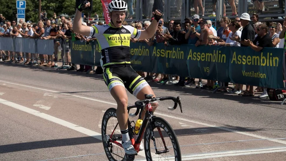 Linus Kvist när han passerade mållinjen som etta.