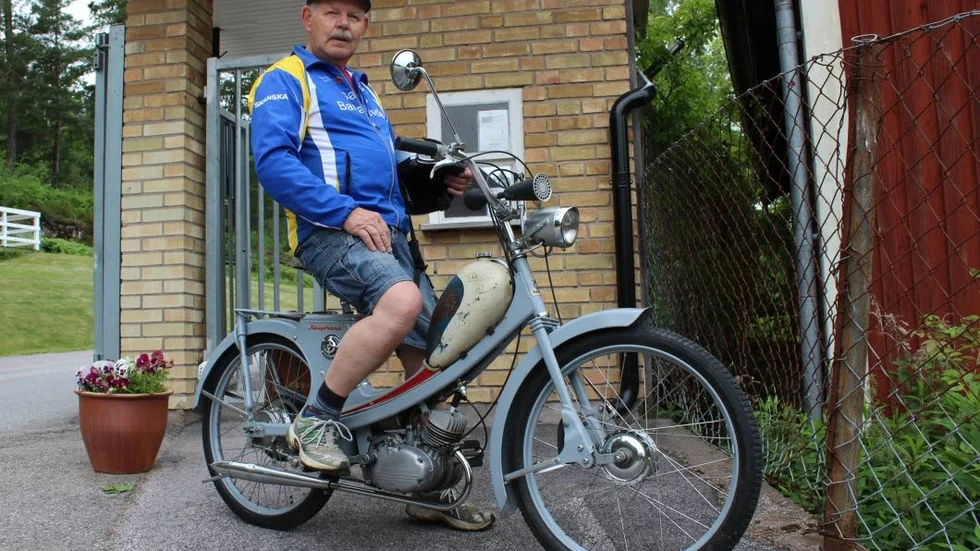 Startplatsen. Göran Almgren vid platsen för start och mål, folkparken i Gamleby. Mopeden är en Husqvarna Roulette från 1952.