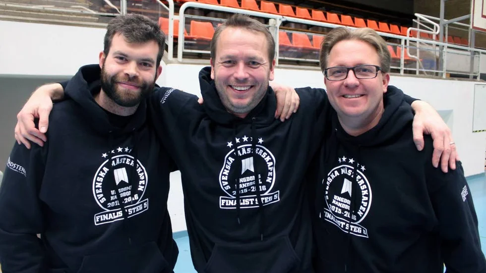 Simon Ambjörnsson fick coacha Vadstena HF:s 01:or en säsong ihop med David Reinerstedt och Fredrik Särnehed. Det gav steg fem. Höjdpunkten på hans tio år i lokala handbollen.
