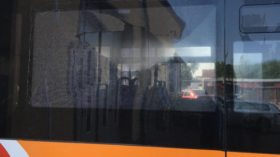 Krossad ruta. Bussbolaget har polisanmält skadegörelsen som tros ha orsakats av luftgevär eller stenkastning.