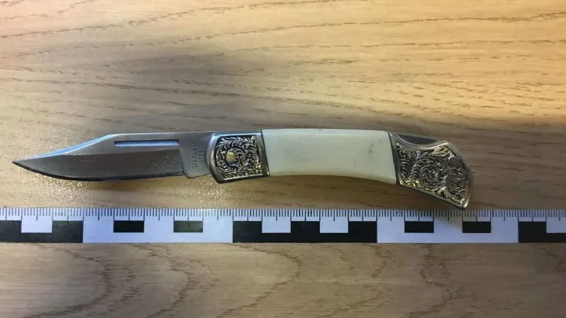Kniv. 59-åringen hade med sig denna kniv när han besökte Linköpings tingsrätt.