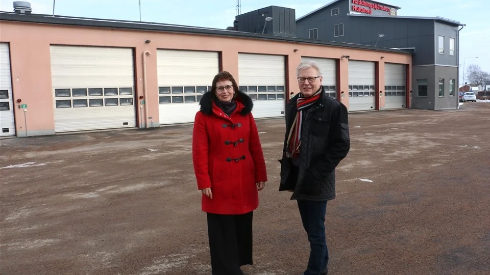 Gudrun Brunegrård och Anders Andersson besökte brandstationen för att träffa ambulanspersonalen och titta på den planerade utbyggnaden.