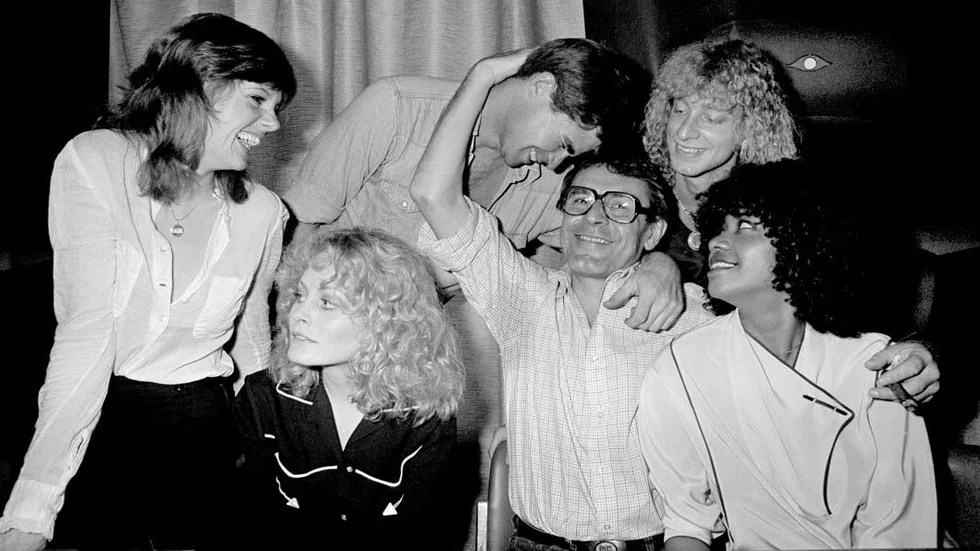 Cannes 1979. "Hair" har premiär.  Regissören Milos Forman (med glasögon) omgiven av skådespelarna Annie Golden, Beverly d' Angelo, Treat Williams, Don Dacus och Cheryl Barnes.