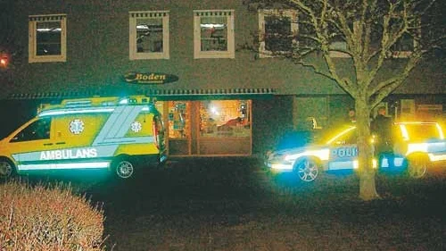Strax efter fem igår eftermiddag rånades Torgboden i Mariannelund. Flera polisbilar och en ambulans var snabbt på plats.