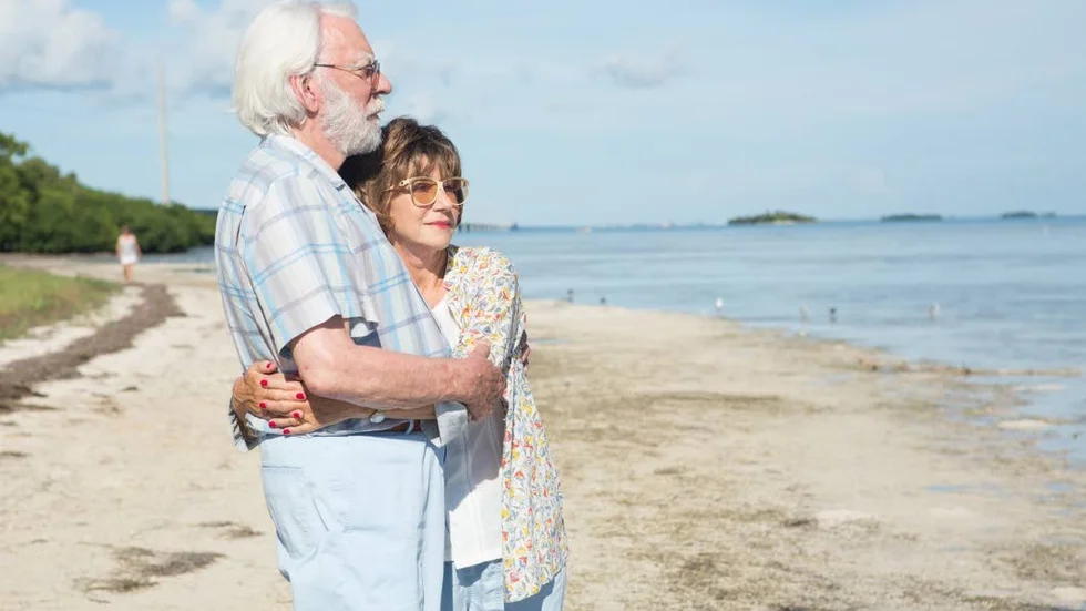Delar alla hemligheter. Donald Sutherland och Helen Mirren spelar ett äkta par som bryter upp ur vardagen i ”En sista semester”.