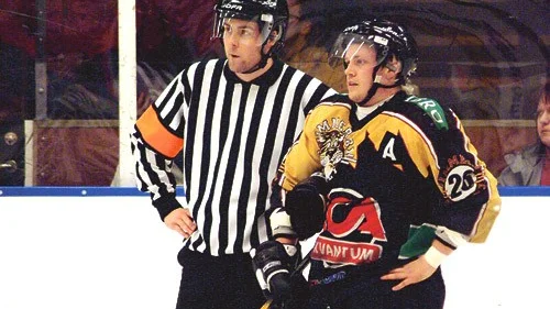 Johan Hermansson var en av matchvinnarna för tredje gången inom loppet av en vecka. Som assisterande kapten fick han även ägna en hel del tid åt att diskutera med domaren. Foto: Magnus Strömsten
