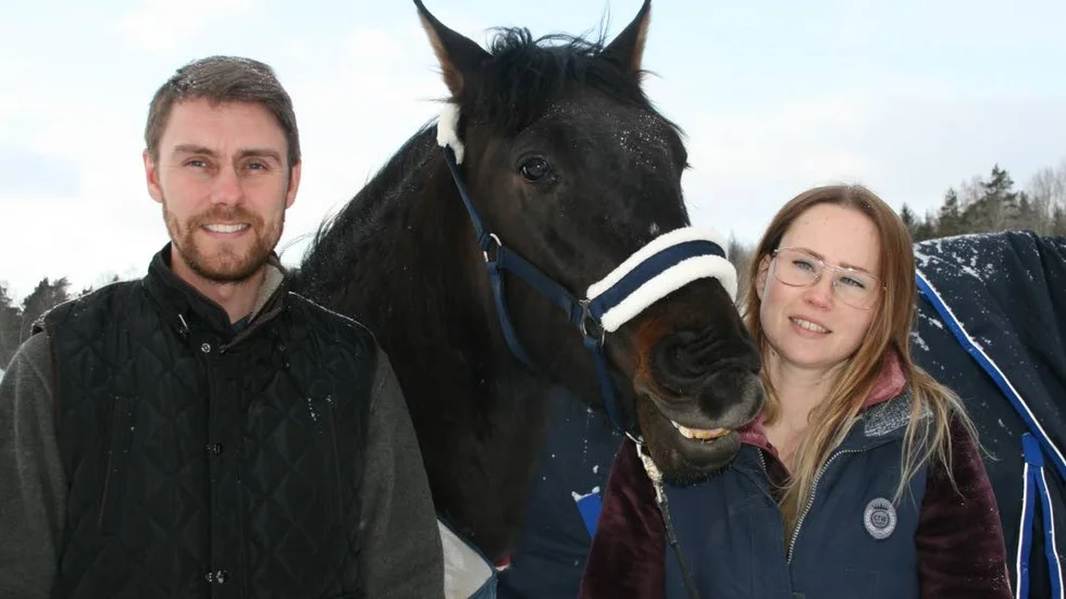 Dyr sport. Hästprylar är dyra och det känns kul att kunna hjälpa hästmänniskor att kapa kostnaderna lite, tycker Fredrik och Linnea Holländer.