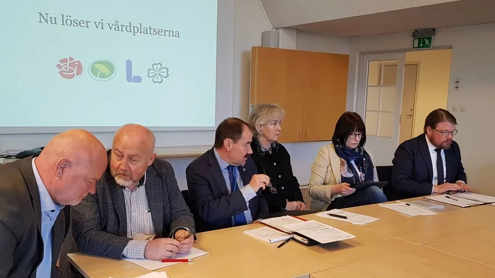 Koalitionen knyter ihop säcken efter mandatperioden och presenterar lösningarna som ska låsa vårdkrisen i Östergötland, från vänster: Torbjörn Holmqvist (S), Göran Gunnarsson (C), Mats Johansson (S), Margareta Fransson (MP) och Anders Härnbro (S).