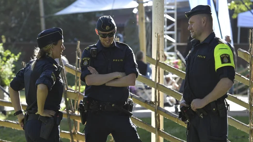På kort sikt är politikernas löften om fler poliser svårt att ta på allvar.
