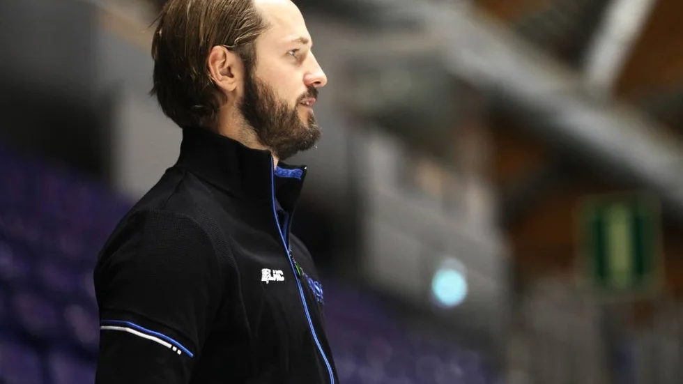 En LHC-profil har bytt sida och hamnat på läktaren. Numera är Niklas Persson assisterande general manager och jobbar tätt med Fredrik Emvall. ”Mellan oss är det tydligt vem som gör vad och det kommer att sätta sig ännu mer under resans gång. Men vi gör mycket tillsammans också”, säger Persson.