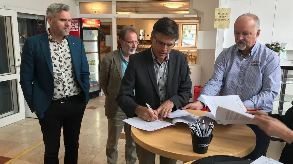 Lars Rosander och Per Kågefors skriver under samarbetsavtalet för Hultsfreds kommuns räkning. Det öppnar oanade möjligheter för framtiden.