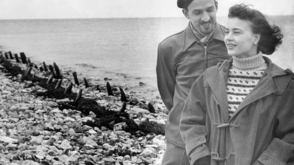 Skåne 1954. Ingmar Bergman (1918–2007) vid Öresund tillsammans med Harriet Andersson som spelade huvudrollen i "Sommaren med Monika".