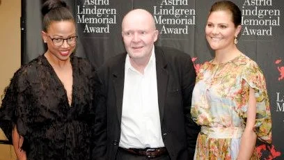 2017 års ALMA-pristagare Wolf Erlbruch med kulturminister Alice Bah Kuhnke och kronprinsessan Victoria. Foto: Stefan Tell