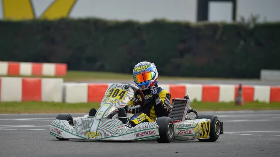 Dino Beganovic åker gokart.