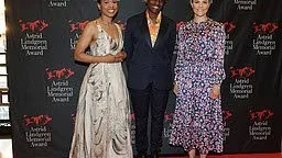 Kulturminister Alice Bah Kuhnke och kronprinsessan Victoria tillsammans med pristagaren Jacqueline Woodson.