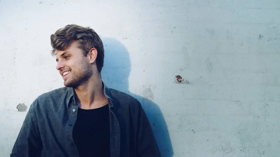 "Jag blir extremt glad av att folk lyssnar på min musik", säger Sandro Cavazza som spelar på Borggårdens scen den 25 augusti.