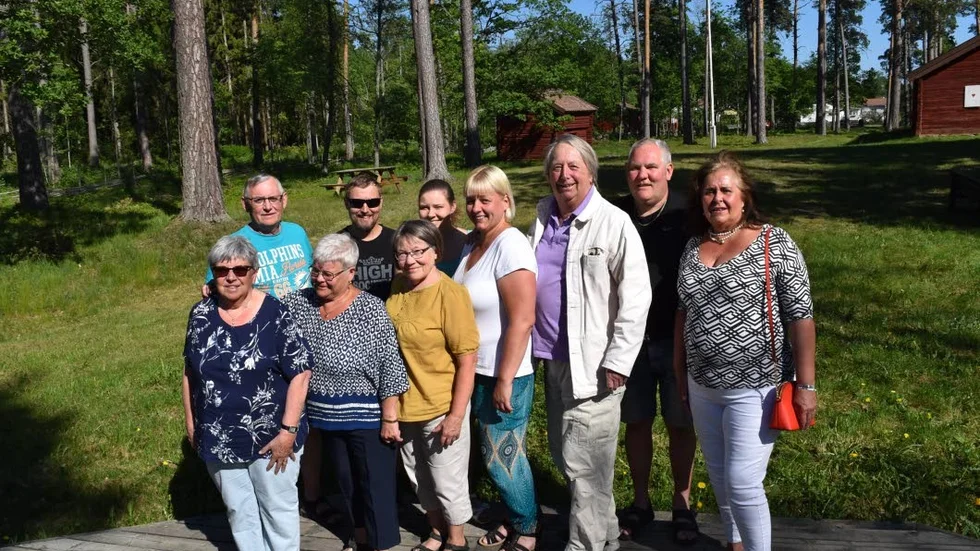 Leif Granlund, Magnus Kindh, Evelina Nilsson, Lennart Nilsson och främre raden Anna-Kerstin Larsson, Eva Palm, Barbro Leijon, Marie-Louise Goode, Jan De Laval och Ingrid De Laval vid ett planeringsmöte.