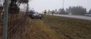 Bil körde ner i diket vid E4