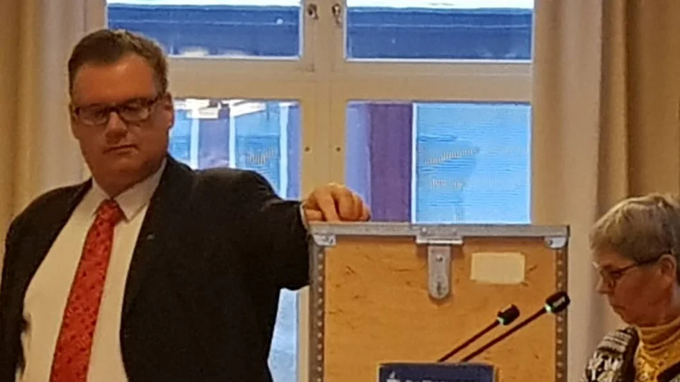 Jan Svensson (SD) fördes fram som motkandidat till Mira Wedenberg (M) för uppdraget som oppositionsråd. Det slutade med votering, där Astrid- Marie Jonsson (C) höll reda på den slutna omröstningen.