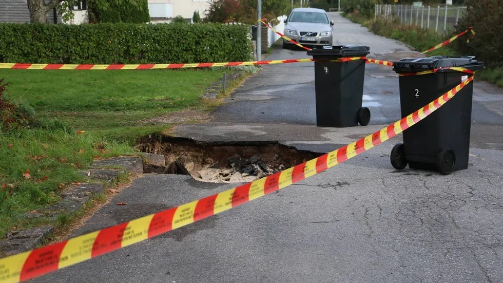 En stor krater uppstod i gatan vid måndagskvällens stora vattenläcka, när tusentals liter strömmade ut och rann ner i en villakällare.