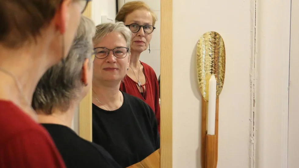 Julutställningen brukar alltid spegla det medlemmarna i föreningen jobbar med, berättar Jeanette Christensen och Marita Petersson.