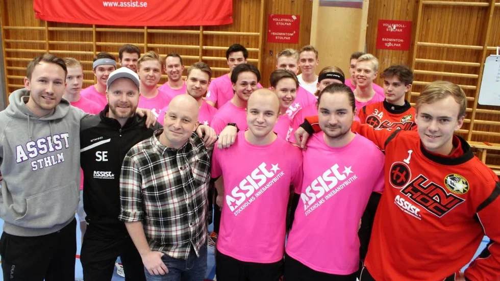 Bergs IK, här ordföranden Christian Lindström tillsammans med klubbens herrlag med spelare och ledare,, får besök av Idrottsresan vars sjätte stopp är Ljungsbro sporthall.