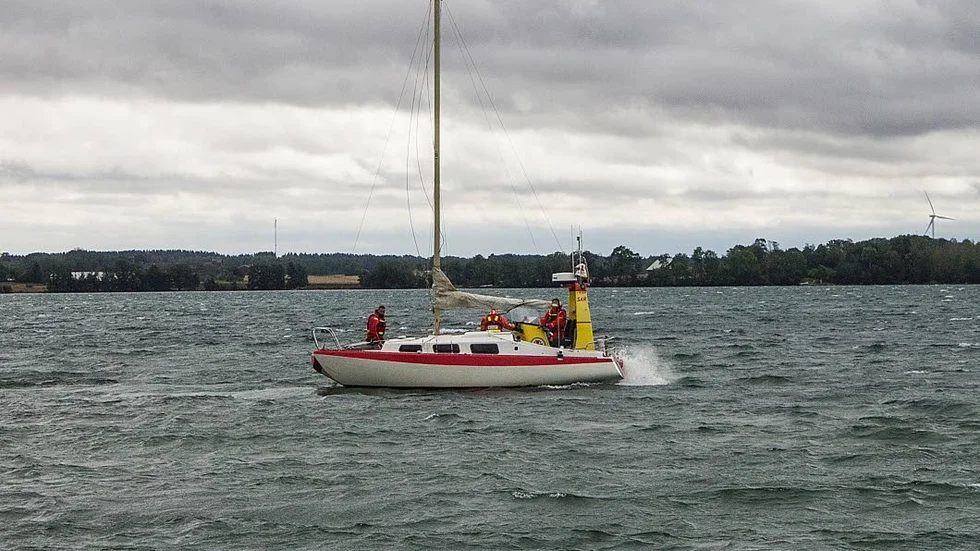 Bärgningen just inledd. Här är segelbåten och sjörädningen i höjd med Råssnäsbadets hopptorn.