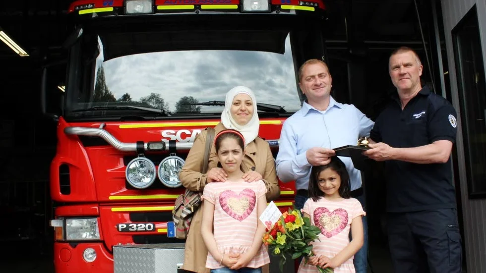 Räddande insats. Hakam Kujan prisades på brandstationen i Åtvidaberg. Styrkeledaren Göran Berg delade ut Guldhjälmen för det hjältemod Hakam hade när han räddade en person ur en brinnande bil. Med vid utdelningen var Hakams fru Marvah och tre barn Noran Shahed och Salman.