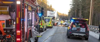 Krock mellan personbil och lastbil – skadad kvinna nedsövd