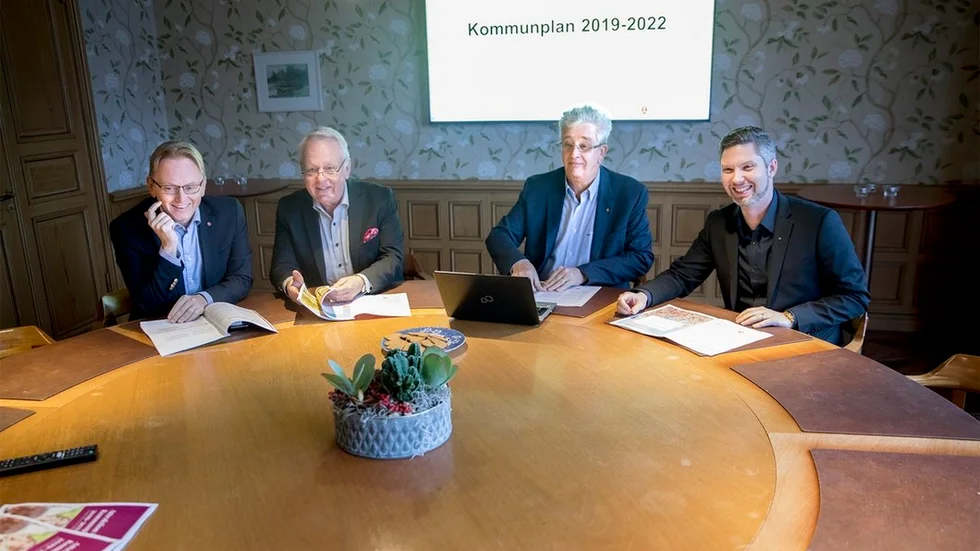 Socialdemokraternas Fredrik Olovsson och Göran Dahlström och Moderaternas Lars Härnström och Christoffer Öqvist presenterade på torsdagens "mandatperiodens viktigaste dokument": den nya kommunplanen.