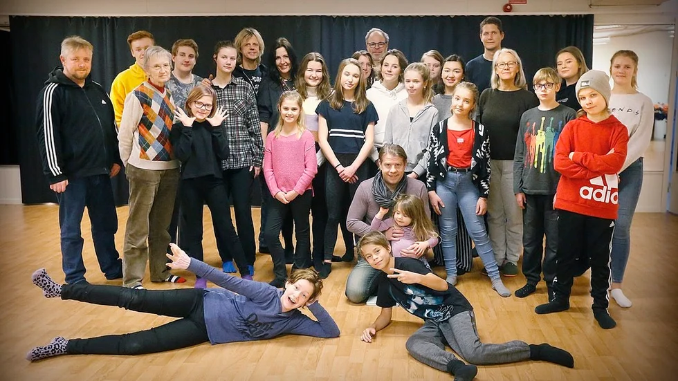 Charlie Sköld och Loke Åström (liggande) alternerar i rollen som Oliver i Kolhusteaterns uppsättning av musikalen "Oliver!" som är baserad på Charles Dickens klassiker "Oliver Twist".
