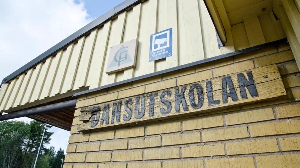 Ljudnivån i Dansutskolans matsal borde sänkas, enligt en rapport.