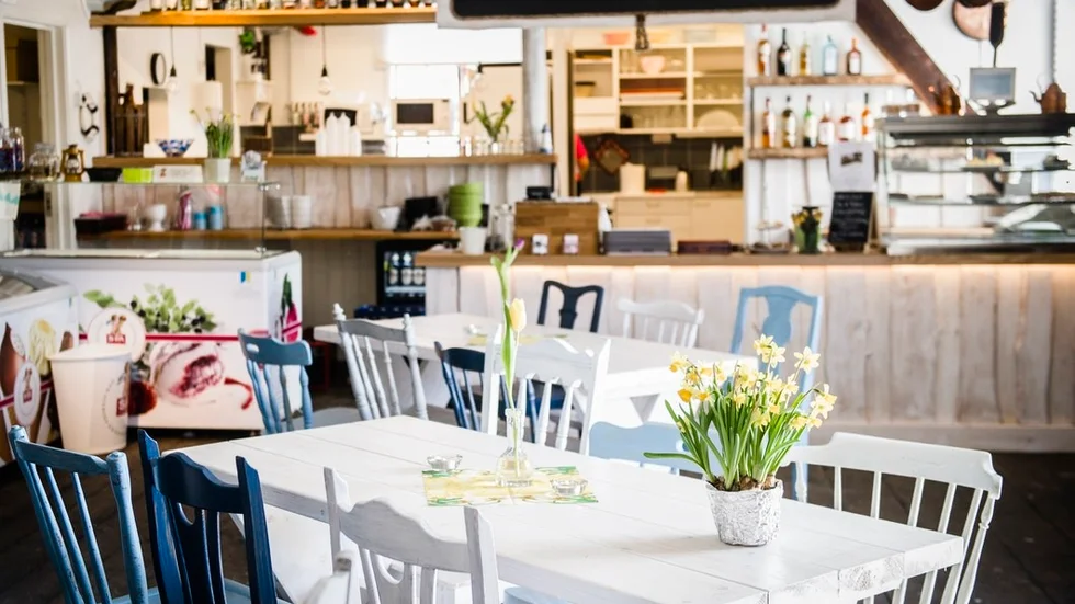 Insidan av Systrarna Brådhe's Café i Nävekvarn.