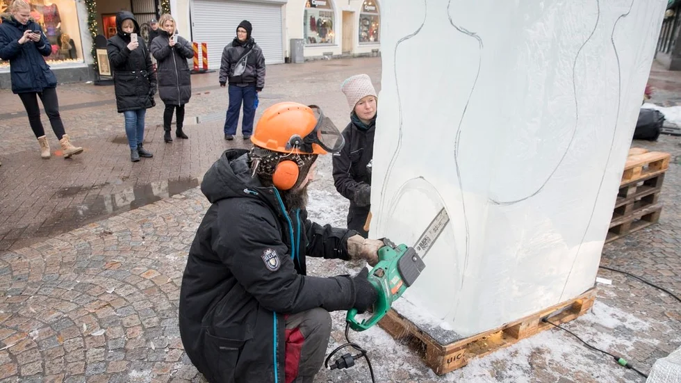 Många stannar till och följer konstnärernas skaparprocess som pågår under två dagar.