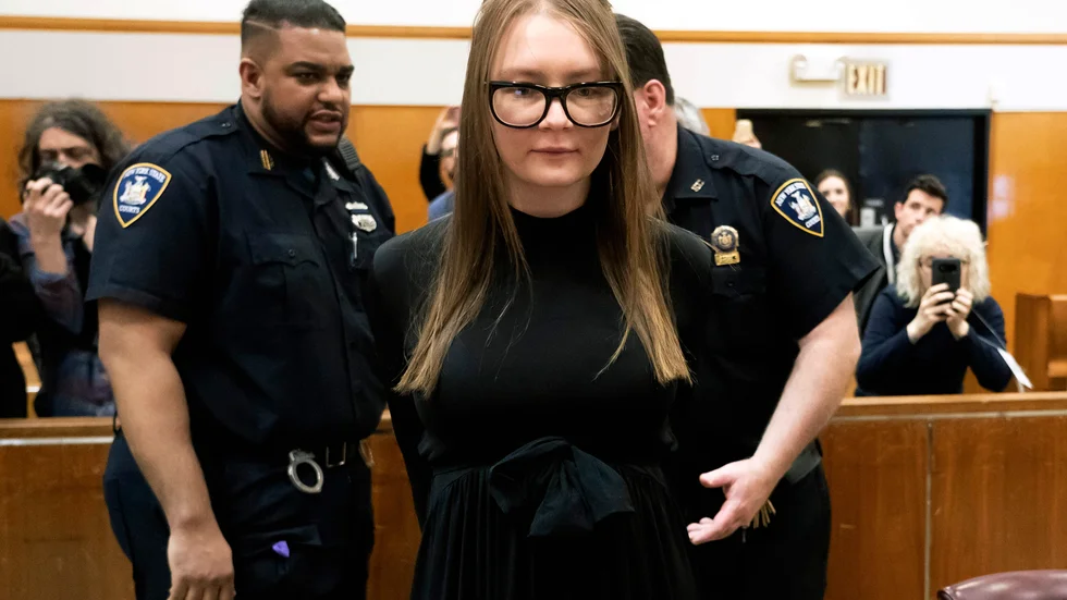 Verklighetens Anna Sorokin dömdes 2019 till fyra till tolv års fängelse för bedrägerier, men släpptes i förtid redan i fjol. Arkivbild.