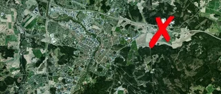 Tre personbilar krockade på E 20 – 100 meter innan avfart