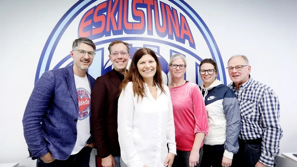 Omvalda ordföranden Anna Linnakallio (trea från vänster) med de nya i Uniteds styrelse: Emre Gürler, Hasse Kindahl, Lina Bertilsson, Emma Svensson och Karl-Anders Siljebråt.