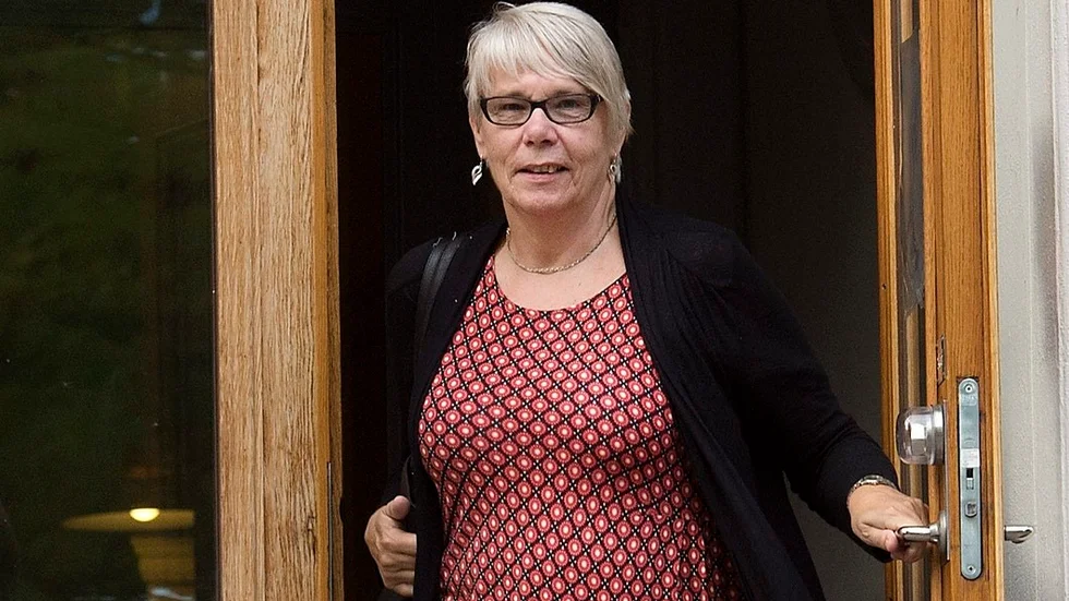 Ett steg närmare fria bussresor även sommartid för skolungdomar. Monica Johansson (S) törs nästan lova nu.