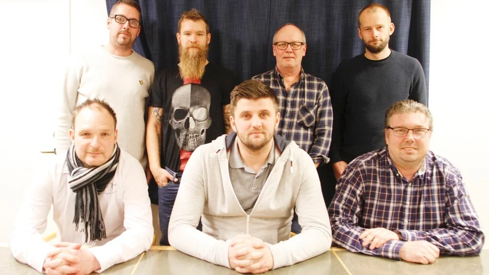 Närvarade vid lottningen gjorde, övre raden från vänster: Johan Woldén, IFK Mariefred, Zigge Johansson, Fogdö IF, Willy Wolter, IK Viljan A, och Erik Granbeck, Gripen. Framför dem syns Edin Skorupan, Strängnäs futsal, omgiven av Tobias Olsson och Robert Johansson från IK Viljan U19.