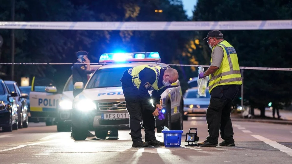 Utan inströmningen av svarta pengar från det omgivande svenska samhället skulle det inte ske några gangstermord i kampen om langarreviren. På bilden brottsplatsundersökning efter trippelmordet i Malmö.