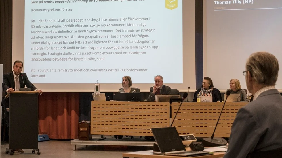 Kommunstyrelsens nya ordförande Anders Berglöv (S) vid sitt första kommunfullmäktiges möte för den här perioden.