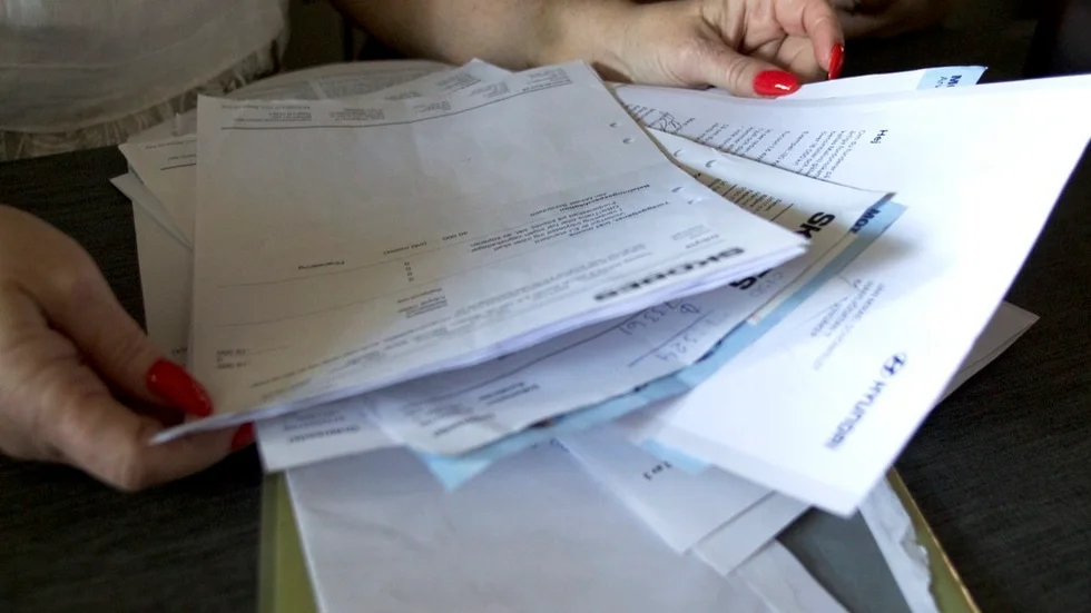 Monika Ridell har sparat alla papper från köpet och för det hon betalat för reparationer och bärgning. Det rör sig om mer än 78 000, där priset på bilen 55 000 är inräknat.