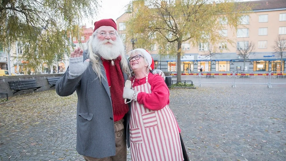 Tomtefar och Tomtemor, misstänkt lika Glenn Rindhoff och Nicka Fröberg, lyckas alltid hålla sams till jul även om en och annan fnurra på tråden kan uppkomma i stressen. Nu laddar de för den 16:e levande julkalendern på Stortorget.
