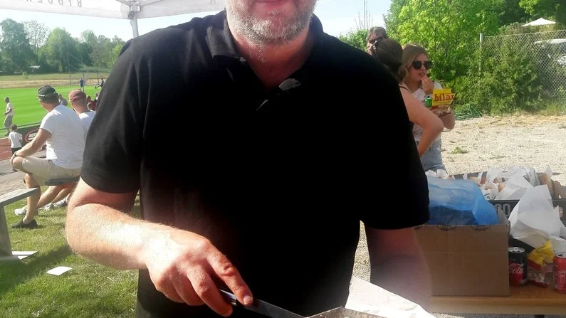 Fredrik Stegborg är populär grillmästare på Toresunds IP och sitter dessutom i Stallarholmens SK:s styrelse. Att killen vet hur en hamburgare ska tillredas kan ni slå er i backen på. Foto: Lasse Stenbäck