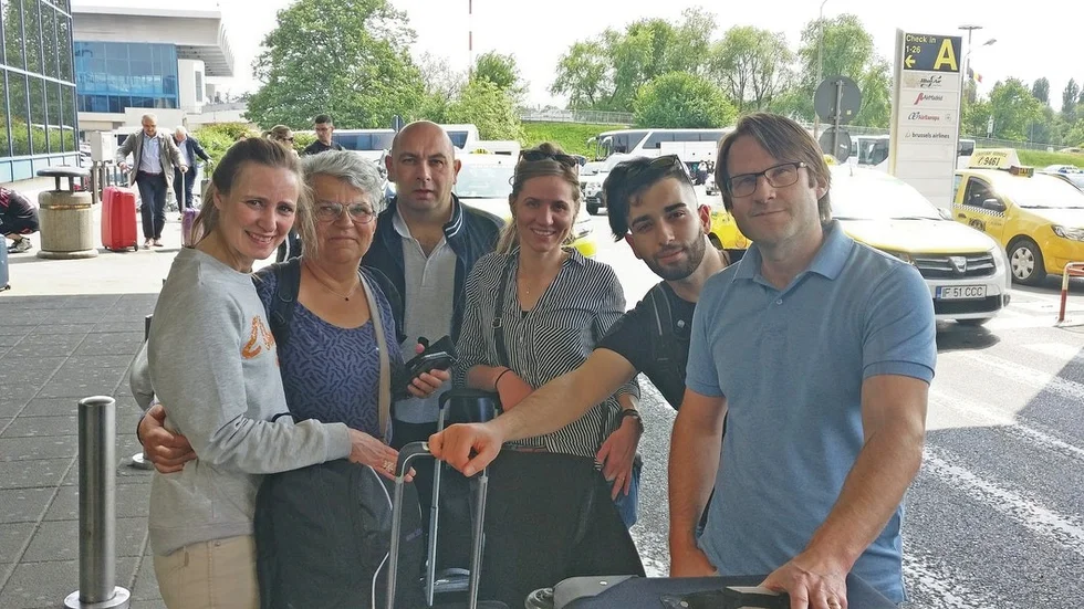 Vi som reser till Rumänien denna gång är Richard, Sina, Irina, Agneta, Annika och jag, Fredrik. Nu har vi precis landat i Bukarest och imorgon går resan till Cruvo, ungefär en timme norrut till byn där de flesta bor av de EU-migranter som är på besök i Strängnäs.