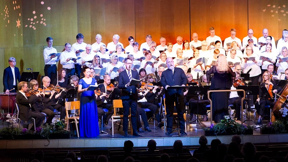 Katrineholms kammarkör och Ars Musica på scenen i Katrineholm.
