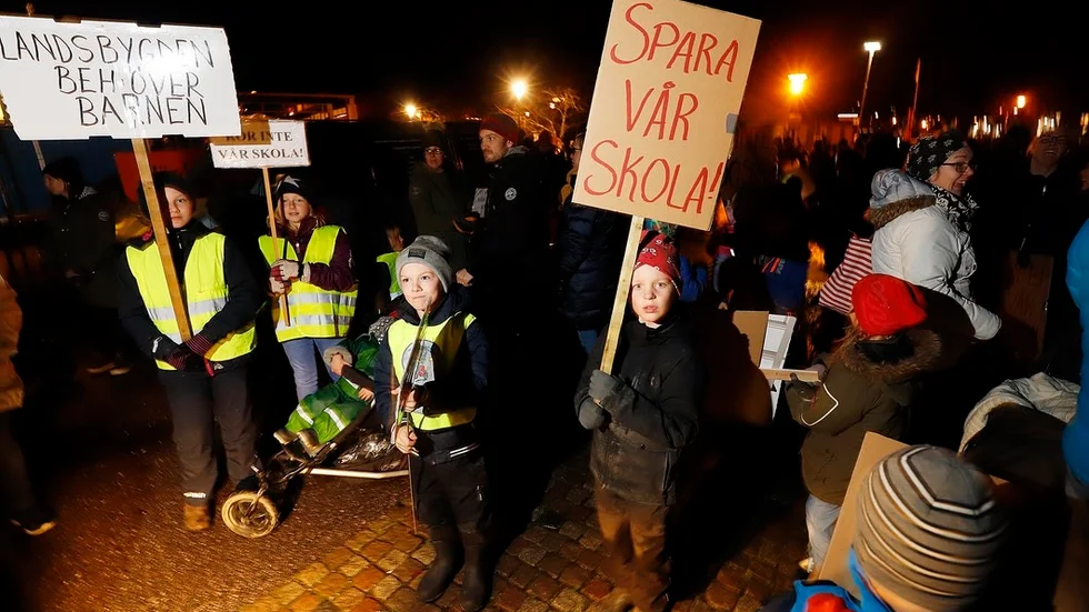 Den 28 november 2017 protesterade ett hundratal besvikna föräldrar och elever mot det som då var ett förslag om nedläggning av bland annat landsbygdsskolorna. Den 23 april 2018 fattades beslutet om saken.
