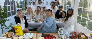 Här startar eleverna dagen med champagnefrukost: "Härligt att vi får en riktig student"