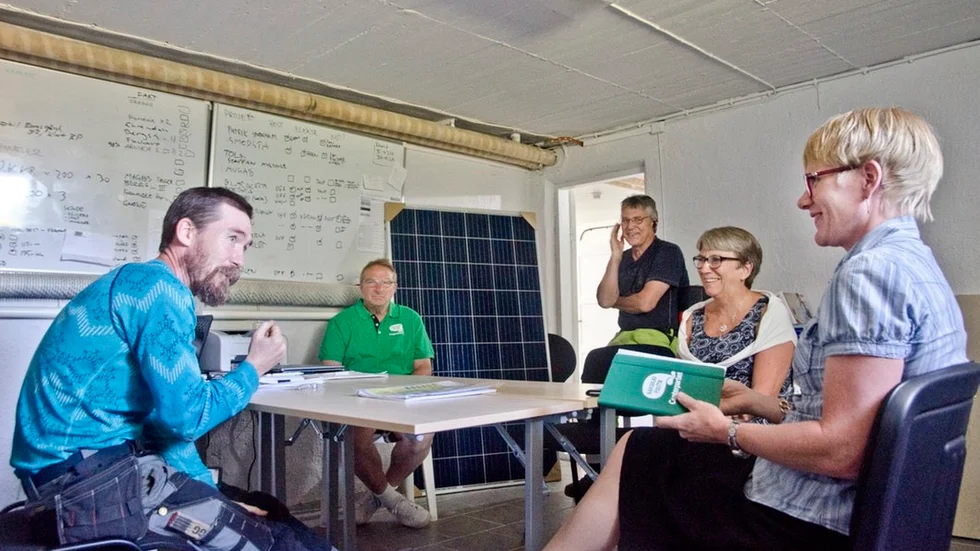 Johan Lexell och Bengt Pettersson på Klövsta energi i Gnesta snackade solceller med Håkan Ekstrand, Marianne Andersson och Martina Johansson från Centerpartiet.